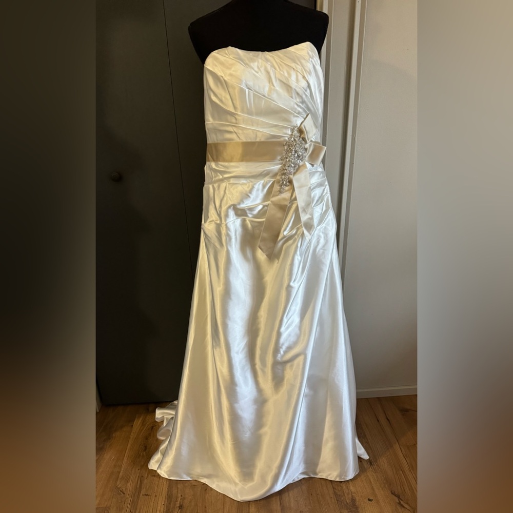 David's Bridal Strapless Charmeuse A-Line Size 14W Wedding Dress STYLE# 9OP1242 - Picture 6 of 16